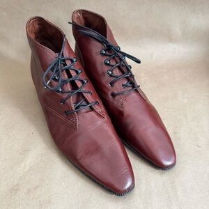 Amalfi Club Brown Leather Lace Up Booties. Size 8AA (narrow fit)